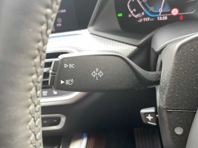 ＢＭＷ Ｘ５ xDrive 45e Mスポーツ 大阪府 2020(令2)年 2.1万km カーボンブラックM ワンオーナー/純正メモリナビ/・AM/FM/Bluetooth/・フルセグテレビ/サンルーフ/全周囲カメラ/ETC/ドアバイザー/ドライブレコーダー/クルーズコントロール/衝突軽減ブレーキ/レーンキープアシスト/横滑り防止装置/盗難防止装置/パドルシフト/電動パーキングブレーキ/前後コーナーセンサー/メモリシート（D席）/パワーシート（D席+N席）/シートヒーター（D席+N席）/LEDヘッドライト/オートライト/オートエアコン/プッシュスタートボタン/スマートキー×2/ステアリングリモコン/革巻きステアリング/純正21インチアルミホイール/12V充電器/USBジャック/純正フロアマット/ドアバイザー/保証書/取扱説明書