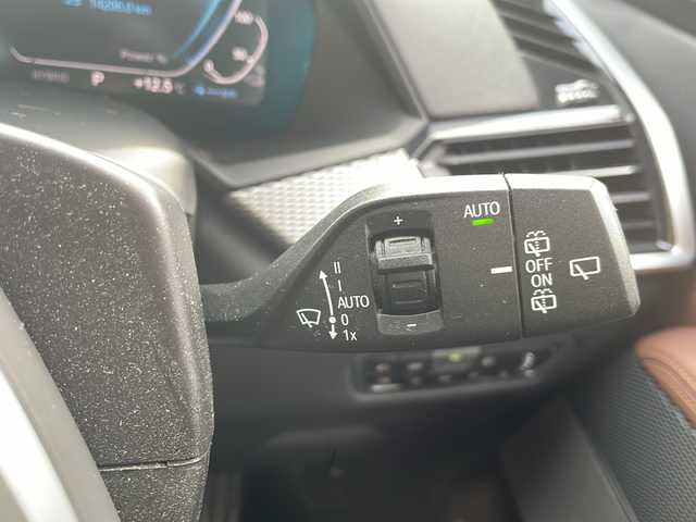 ＢＭＷ Ｘ５ xDrive 45e Mスポーツ 大阪府 2020(令2)年 2.1万km カーボンブラックM ワンオーナー/純正メモリナビ/・AM/FM/Bluetooth/・フルセグテレビ/サンルーフ/全周囲カメラ/ETC/ドアバイザー/ドライブレコーダー/クルーズコントロール/衝突軽減ブレーキ/レーンキープアシスト/横滑り防止装置/盗難防止装置/パドルシフト/電動パーキングブレーキ/前後コーナーセンサー/メモリシート（D席）/パワーシート（D席+N席）/シートヒーター（D席+N席）/LEDヘッドライト/オートライト/オートエアコン/プッシュスタートボタン/スマートキー×2/ステアリングリモコン/革巻きステアリング/純正21インチアルミホイール/12V充電器/USBジャック/純正フロアマット/ドアバイザー/保証書/取扱説明書