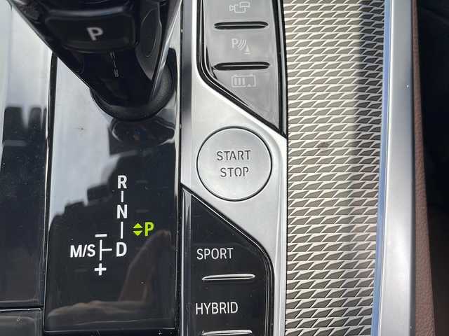 ＢＭＷ Ｘ５ xDrive 45e Mスポーツ 大阪府 2020(令2)年 2.1万km カーボンブラックM ワンオーナー/純正メモリナビ/・AM/FM/Bluetooth/・フルセグテレビ/サンルーフ/全周囲カメラ/ETC/ドアバイザー/ドライブレコーダー/クルーズコントロール/衝突軽減ブレーキ/レーンキープアシスト/横滑り防止装置/盗難防止装置/パドルシフト/電動パーキングブレーキ/前後コーナーセンサー/メモリシート（D席）/パワーシート（D席+N席）/シートヒーター（D席+N席）/LEDヘッドライト/オートライト/オートエアコン/プッシュスタートボタン/スマートキー×2/ステアリングリモコン/革巻きステアリング/純正21インチアルミホイール/12V充電器/USBジャック/純正フロアマット/ドアバイザー/保証書/取扱説明書