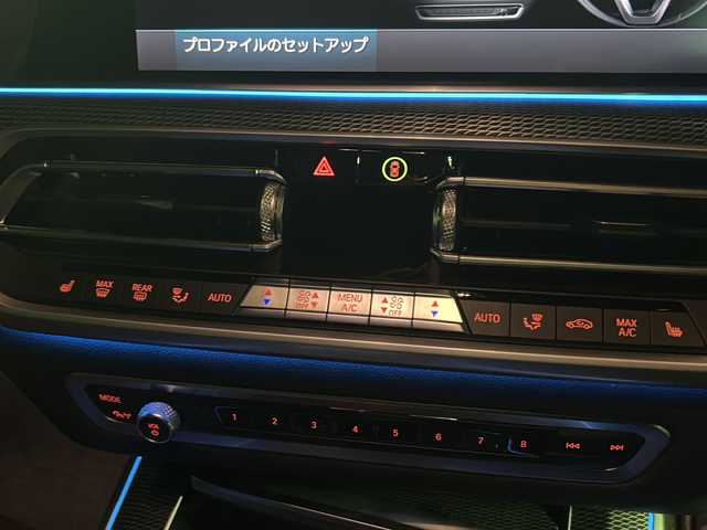 ＢＭＷ Ｘ５ xDrive 45e Mスポーツ 大阪府 2020(令2)年 2.1万km カーボンブラックM ワンオーナー/純正メモリナビ/・AM/FM/Bluetooth/・フルセグテレビ/サンルーフ/全周囲カメラ/ETC/ドアバイザー/ドライブレコーダー/クルーズコントロール/衝突軽減ブレーキ/レーンキープアシスト/横滑り防止装置/盗難防止装置/パドルシフト/電動パーキングブレーキ/前後コーナーセンサー/メモリシート（D席）/パワーシート（D席+N席）/シートヒーター（D席+N席）/LEDヘッドライト/オートライト/オートエアコン/プッシュスタートボタン/スマートキー×2/ステアリングリモコン/革巻きステアリング/純正21インチアルミホイール/12V充電器/USBジャック/純正フロアマット/ドアバイザー/保証書/取扱説明書