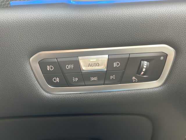 ＢＭＷ Ｘ５ xDrive 45e Mスポーツ 大阪府 2020(令2)年 2.1万km カーボンブラックM ワンオーナー/純正メモリナビ/・AM/FM/Bluetooth/・フルセグテレビ/サンルーフ/全周囲カメラ/ETC/ドアバイザー/ドライブレコーダー/クルーズコントロール/衝突軽減ブレーキ/レーンキープアシスト/横滑り防止装置/盗難防止装置/パドルシフト/電動パーキングブレーキ/前後コーナーセンサー/メモリシート（D席）/パワーシート（D席+N席）/シートヒーター（D席+N席）/LEDヘッドライト/オートライト/オートエアコン/プッシュスタートボタン/スマートキー×2/ステアリングリモコン/革巻きステアリング/純正21インチアルミホイール/12V充電器/USBジャック/純正フロアマット/ドアバイザー/保証書/取扱説明書