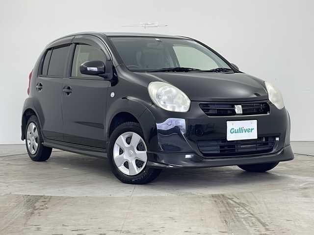 トヨタ パッソ X クツロギ 道東・釧路十勝 2012(平24)年 8.7万km ブラックマイカメタリック 4WD/社外SDナビ/ワンセグテレビ/フロントワイパーデアイサー/社外LEDヘッドランプ/ヘッドライトレベライザー/電動格納ドアミラー/純正フロアマット/ドアバイザー/シートリフター/アームレスト/Wエアバッグ/保証書・取説