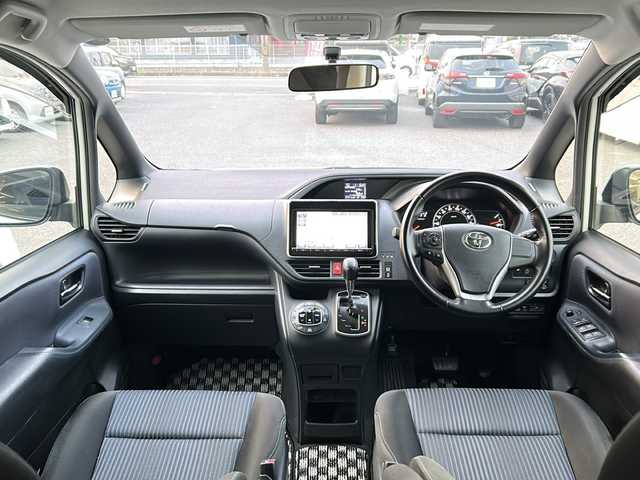 トヨタ ヴォクシー ZS 煌 愛知県 2015(平27)年 18.5万km ホワイトパールクリスタルシャイン /禁煙/ワンオーナー/整備記録簿H30.R1.2.3.4.5.6//純正ナビ/フルセグTV/BT/CD/DVD//バックカメラ/ETC//両側パワースライドドア//革巻きステア/ステアスイッチ/ステアチルト機構//二列目サンシェード/キャプテンシート/シートリフト//ACC/ABS/TVキャンセラー//アイドリングストップ/横滑り防止装置//プッシュスタート/スマートキー//純正16インチAW/スタッドレスタイヤ16インチAW//LEDオートライト/フォグランプ//ヘッドランプオートレベリング//電動格納ウィンカーミラー//スモークフィルム//純正フロアマット積載//純正ドアバイザー//保証書//取扱説明書//スペアスマートキー