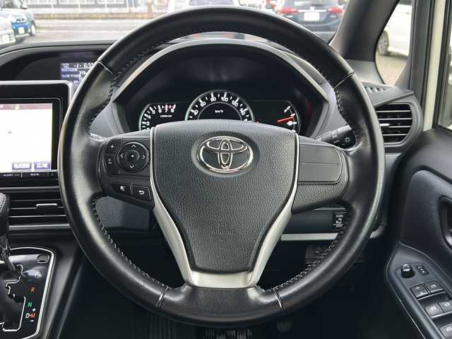 トヨタ ヴォクシー ZS 煌 愛知県 2015(平27)年 18.5万km ホワイトパールクリスタルシャイン /禁煙/ワンオーナー/整備記録簿H30.R1.2.3.4.5.6//純正ナビ/フルセグTV/BT/CD/DVD//バックカメラ/ETC//両側パワースライドドア//革巻きステア/ステアスイッチ/ステアチルト機構//二列目サンシェード/キャプテンシート/シートリフト//ACC/ABS/TVキャンセラー//アイドリングストップ/横滑り防止装置//プッシュスタート/スマートキー//純正16インチAW/スタッドレスタイヤ16インチAW//LEDオートライト/フォグランプ//ヘッドランプオートレベリング//電動格納ウィンカーミラー//スモークフィルム//純正フロアマット積載//純正ドアバイザー//保証書//取扱説明書//スペアスマートキー