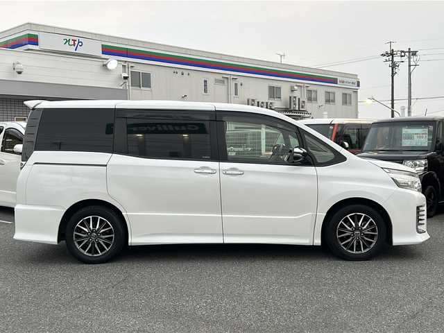 トヨタ ヴォクシー ZS 煌 愛知県 2015(平27)年 18.5万km ホワイトパールクリスタルシャイン /禁煙/ワンオーナー/整備記録簿H30.R1.2.3.4.5.6//純正ナビ/フルセグTV/BT/CD/DVD//バックカメラ/ETC//両側パワースライドドア//革巻きステア/ステアスイッチ/ステアチルト機構//二列目サンシェード/キャプテンシート/シートリフト//ACC/ABS/TVキャンセラー//アイドリングストップ/横滑り防止装置//プッシュスタート/スマートキー//純正16インチAW/スタッドレスタイヤ16インチAW//LEDオートライト/フォグランプ//ヘッドランプオートレベリング//電動格納ウィンカーミラー//スモークフィルム//純正フロアマット積載//純正ドアバイザー//保証書//取扱説明書//スペアスマートキー