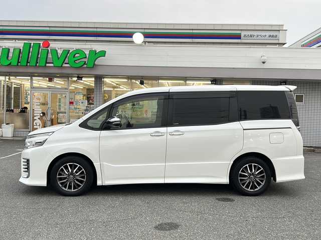トヨタ ヴォクシー ZS 煌 愛知県 2015(平27)年 18.5万km ホワイトパールクリスタルシャイン /禁煙/ワンオーナー/整備記録簿H30.R1.2.3.4.5.6//純正ナビ/フルセグTV/BT/CD/DVD//バックカメラ/ETC//両側パワースライドドア//革巻きステア/ステアスイッチ/ステアチルト機構//二列目サンシェード/キャプテンシート/シートリフト//ACC/ABS/TVキャンセラー//アイドリングストップ/横滑り防止装置//プッシュスタート/スマートキー//純正16インチAW/スタッドレスタイヤ16インチAW//LEDオートライト/フォグランプ//ヘッドランプオートレベリング//電動格納ウィンカーミラー//スモークフィルム//純正フロアマット積載//純正ドアバイザー//保証書//取扱説明書//スペアスマートキー