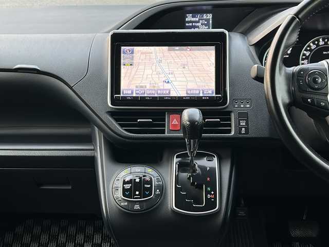 トヨタ ヴォクシー ZS 煌 愛知県 2015(平27)年 18.5万km ホワイトパールクリスタルシャイン /禁煙/ワンオーナー/整備記録簿H30.R1.2.3.4.5.6//純正ナビ/フルセグTV/BT/CD/DVD//バックカメラ/ETC//両側パワースライドドア//革巻きステア/ステアスイッチ/ステアチルト機構//二列目サンシェード/キャプテンシート/シートリフト//ACC/ABS/TVキャンセラー//アイドリングストップ/横滑り防止装置//プッシュスタート/スマートキー//純正16インチAW/スタッドレスタイヤ16インチAW//LEDオートライト/フォグランプ//ヘッドランプオートレベリング//電動格納ウィンカーミラー//スモークフィルム//純正フロアマット積載//純正ドアバイザー//保証書//取扱説明書//スペアスマートキー