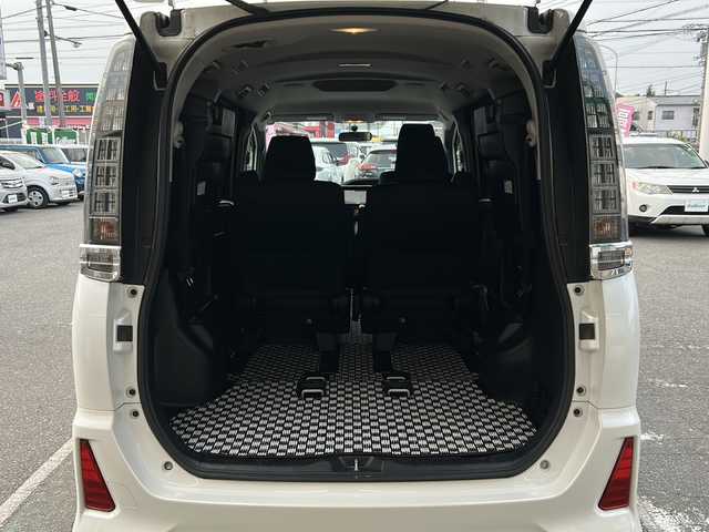トヨタ ヴォクシー ZS 煌 愛知県 2015(平27)年 18.5万km ホワイトパールクリスタルシャイン /禁煙/ワンオーナー/整備記録簿H30.R1.2.3.4.5.6//純正ナビ/フルセグTV/BT/CD/DVD//バックカメラ/ETC//両側パワースライドドア//革巻きステア/ステアスイッチ/ステアチルト機構//二列目サンシェード/キャプテンシート/シートリフト//ACC/ABS/TVキャンセラー//アイドリングストップ/横滑り防止装置//プッシュスタート/スマートキー//純正16インチAW/スタッドレスタイヤ16インチAW//LEDオートライト/フォグランプ//ヘッドランプオートレベリング//電動格納ウィンカーミラー//スモークフィルム//純正フロアマット積載//純正ドアバイザー//保証書//取扱説明書//スペアスマートキー