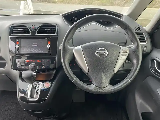 日産 セレナ ハイウェイスター Sハイブリッド 富山県 2014(平26)年 7.1万km パール 純正７インチナビ／/フルセグＴＶ／/ＤＶＤ再生／/ミュージックサーバー／/Ｂカメラ／/両側自動ドア／/ビルトインＥＴＣ／/サンシェード／/ＵＳＢ入力端子／/クルーズコントロール／/車線逸脱警報装置／/前後ドライブレコーダー/キセノンヘッドライト/オートライト/フォグライト