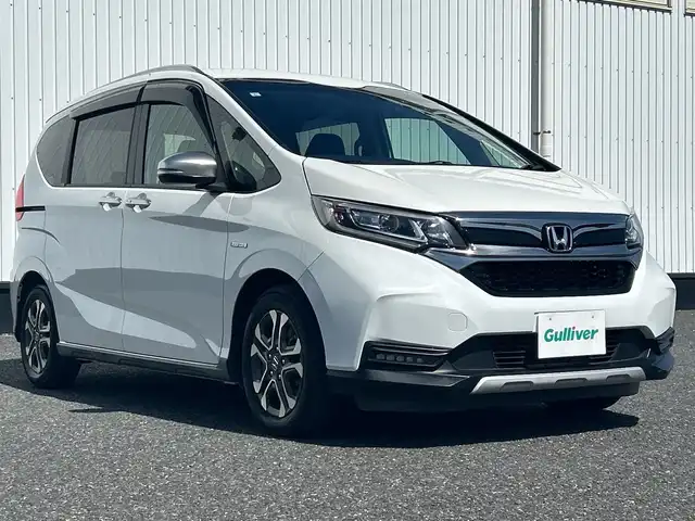 ホンダ フリード＋ ハイブリット クロスター ホンダセンシング 千葉県 2021(令3)年 1.5万km カジノホワイトパール 純正7インチナビ/(フルセグTV、Bluetooth)/バックカメラ/衝突被害軽減システム/車線逸脱警報/クルーズコントロール/両側パワースライドドア/横滑り防止装置/コーナーセンサー/ETC/ドライブレコーダー/アイドリングストップ/LEDヘッドライト/フォグランプ/オートライト/ウィンカーミラー/電動格納ミラー/純正15インチAW/シートリフター/プッシュスタート/スマートキー/フロアマット/ドアバイザー/スペアキー/取扱説明書/保証書