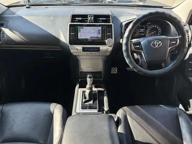 トヨタ ランドクルーザー プラド TX Lパッケージ 大阪府 2017(平29)年 8.6万km ブラック 【メーカーオプション】/チルト＆スライド電動ムーンルーフ（挟み込み防止機能付き）/【主要装備】/RAYS　17インチアルミホイール/BOSEスピーカー/KENWOODナビ/・バックカメラ　/・フルセグテレビ/・CD/DVD/・AM/FM/BT/デジタルインナーミラー（後付け）/本革シート/・パワーシート（運転席/助手席）/・シートヒーター/エアシート（運転席/助手席）/革巻きステアリング/・ステアリングスイッチ/LEDヘッドライト/フロントフォグランプ/【安全装備】/トヨタセーフティーセンス/・プリクラッシュセーフティ(歩行者[昼]検知機能付衝突回避支援タイプ/ミリ波レーダー+単眼カメラ方式)/・レーンディパーチャーアラート/・オートマチックハイビーム/・レーダークルーズコントロール(ブレーキ制御付)/SRSエアバッグ（ダブル+サイド+カーテン）/【その他装備・備品】/ETC/前後ドライブレコーダー/OBD　GUARD/保証書/取扱説明書/・記録簿（R７/R6/R5）
