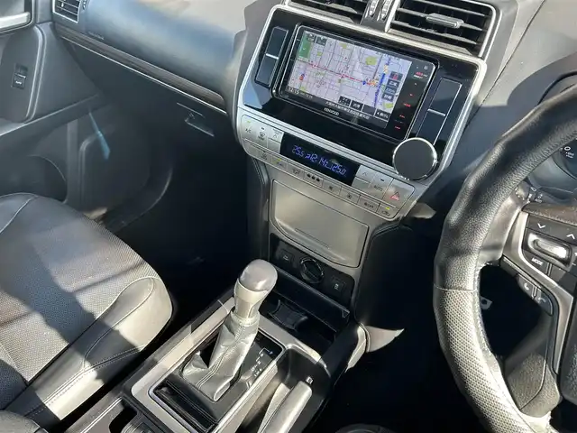 トヨタ ランドクルーザー プラド TX Lパッケージ 大阪府 2017(平29)年 8.6万km ブラック 【メーカーオプション】/チルト＆スライド電動ムーンルーフ（挟み込み防止機能付き）/【主要装備】/RAYS　17インチアルミホイール/BOSEスピーカー/KENWOODナビ/・バックカメラ　/・フルセグテレビ/・CD/DVD/・AM/FM/BT/デジタルインナーミラー（後付け）/本革シート/・パワーシート（運転席/助手席）/・シートヒーター/エアシート（運転席/助手席）/革巻きステアリング/・ステアリングスイッチ/LEDヘッドライト/フロントフォグランプ/【安全装備】/トヨタセーフティーセンス/・プリクラッシュセーフティ(歩行者[昼]検知機能付衝突回避支援タイプ/ミリ波レーダー+単眼カメラ方式)/・レーンディパーチャーアラート/・オートマチックハイビーム/・レーダークルーズコントロール(ブレーキ制御付)/SRSエアバッグ（ダブル+サイド+カーテン）/【その他装備・備品】/ETC/前後ドライブレコーダー/OBD　GUARD/保証書/取扱説明書/・記録簿（R７/R6/R5）