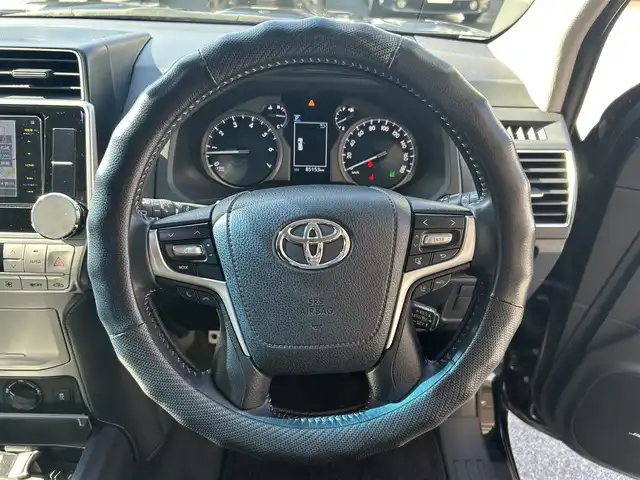 トヨタ ランドクルーザー プラド TX Lパッケージ 大阪府 2017(平29)年 8.6万km ブラック 【メーカーオプション】/チルト＆スライド電動ムーンルーフ（挟み込み防止機能付き）/【主要装備】/RAYS　17インチアルミホイール/BOSEスピーカー/KENWOODナビ/・バックカメラ　/・フルセグテレビ/・CD/DVD/・AM/FM/BT/デジタルインナーミラー（後付け）/本革シート/・パワーシート（運転席/助手席）/・シートヒーター/エアシート（運転席/助手席）/革巻きステアリング/・ステアリングスイッチ/LEDヘッドライト/フロントフォグランプ/【安全装備】/トヨタセーフティーセンス/・プリクラッシュセーフティ(歩行者[昼]検知機能付衝突回避支援タイプ/ミリ波レーダー+単眼カメラ方式)/・レーンディパーチャーアラート/・オートマチックハイビーム/・レーダークルーズコントロール(ブレーキ制御付)/SRSエアバッグ（ダブル+サイド+カーテン）/【その他装備・備品】/ETC/前後ドライブレコーダー/OBD　GUARD/保証書/取扱説明書/・記録簿（R７/R6/R5）