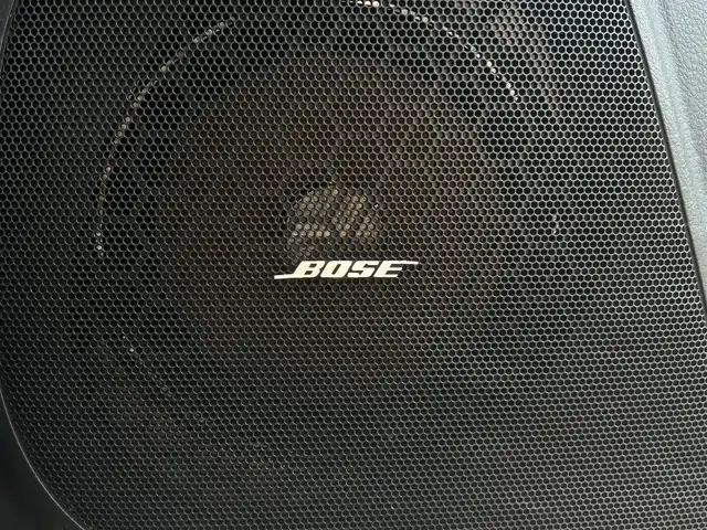 トヨタ ランドクルーザー プラド TX Lパッケージ 大阪府 2017(平29)年 8.6万km ブラック 【メーカーオプション】/チルト＆スライド電動ムーンルーフ（挟み込み防止機能付き）/【主要装備】/RAYS　17インチアルミホイール/BOSEスピーカー/KENWOODナビ/・バックカメラ　/・フルセグテレビ/・CD/DVD/・AM/FM/BT/デジタルインナーミラー（後付け）/本革シート/・パワーシート（運転席/助手席）/・シートヒーター/エアシート（運転席/助手席）/革巻きステアリング/・ステアリングスイッチ/LEDヘッドライト/フロントフォグランプ/【安全装備】/トヨタセーフティーセンス/・プリクラッシュセーフティ(歩行者[昼]検知機能付衝突回避支援タイプ/ミリ波レーダー+単眼カメラ方式)/・レーンディパーチャーアラート/・オートマチックハイビーム/・レーダークルーズコントロール(ブレーキ制御付)/SRSエアバッグ（ダブル+サイド+カーテン）/【その他装備・備品】/ETC/前後ドライブレコーダー/OBD　GUARD/保証書/取扱説明書/・記録簿（R７/R6/R5）