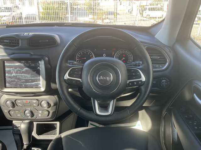 クライスラー・ジープ ジープ レネゲード リミテッド 沖縄県 2023(令5)年 1.6万km グレー メーカーオプションナビ　/オーディオ（Bluetooth、USB）/ブラックレザーシート　/シートヒーター　/ビルトインＥＴＣ　/スマートキー　/バックカメラ　/運転席パワーシート/コーナーセンサー/ステアリングスイッチ