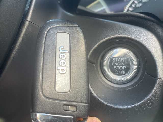 クライスラー・ジープ ジープ レネゲード リミテッド 沖縄県 2023(令5)年 1.6万km グレー メーカーオプションナビ　/オーディオ（Bluetooth、USB）/ブラックレザーシート　/シートヒーター　/ビルトインＥＴＣ　/スマートキー　/バックカメラ　/運転席パワーシート/コーナーセンサー/ステアリングスイッチ