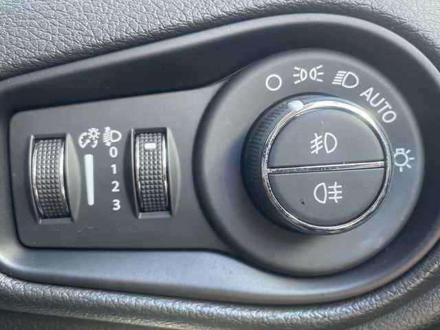 クライスラー・ジープ ジープ レネゲード リミテッド 沖縄県 2023(令5)年 1.6万km グレー メーカーオプションナビ　/オーディオ（Bluetooth、USB）/ブラックレザーシート　/シートヒーター　/ビルトインＥＴＣ　/スマートキー　/バックカメラ　/運転席パワーシート/コーナーセンサー/ステアリングスイッチ