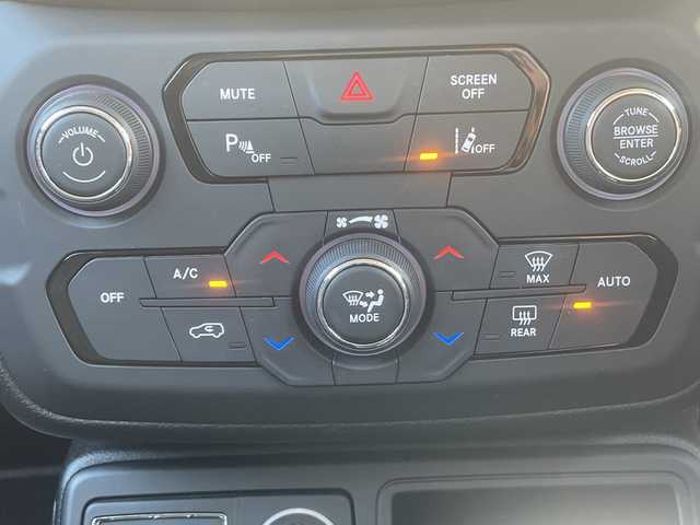 クライスラー・ジープ ジープ レネゲード リミテッド 沖縄県 2023(令5)年 1.6万km グレー メーカーオプションナビ　/オーディオ（Bluetooth、USB）/ブラックレザーシート　/シートヒーター　/ビルトインＥＴＣ　/スマートキー　/バックカメラ　/運転席パワーシート/コーナーセンサー/ステアリングスイッチ