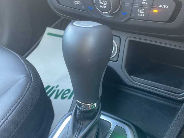 クライスラー・ジープ ジープ レネゲード リミテッド 沖縄県 2023(令5)年 1.6万km グレー メーカーオプションナビ　/オーディオ（Bluetooth、USB）/ブラックレザーシート　/シートヒーター　/ビルトインＥＴＣ　/スマートキー　/バックカメラ　/運転席パワーシート/コーナーセンサー/ステアリングスイッチ