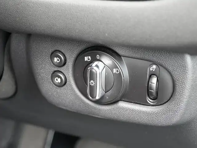 ＭＩＮＩ ミニ クラブマン クーパー S 静岡県 2015(平27)年 5.2万km メルティングシルバーM 純正ナビBluetoothAUX USB/バックカメラ/ハーフレザーシート シートヒーター /前席パワーシート運転席メモリー機能/コンフォートアクセス/MINI ドライビングMODE/Rパークディスタンス/18インチブラックアロイホイール/クルーズコントロール/レインセンサー /ミラー一体型ETC/リヤガラスフィルム施工