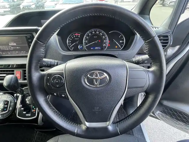 トヨタ エスクァイア Xi 島根県 2015(平27)年 1.3万km シルバーM 純正ＳＤナビ　/Ｂｌｕｅｔｏｏｔｈ/ワンセグTV　/バックカメラ　/ビルトインＥＴＣ　/ドライブレコーダー　/パワースライドドア　/オートライト/純正ＬＥＤライト/純正フロアマット　/純正アルミホイール　/取扱説明書　