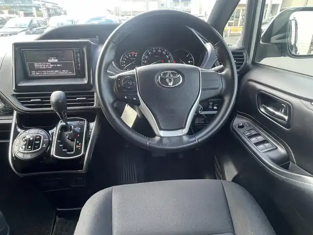 トヨタ エスクァイア Xi 島根県 2015(平27)年 1.3万km シルバーM 純正ＳＤナビ　/Ｂｌｕｅｔｏｏｔｈ/ワンセグTV　/バックカメラ　/ビルトインＥＴＣ　/ドライブレコーダー　/パワースライドドア　/オートライト/純正ＬＥＤライト/純正フロアマット　/純正アルミホイール　/取扱説明書　