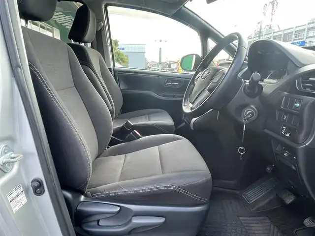 トヨタ エスクァイア Xi 島根県 2015(平27)年 1.3万km シルバーM 純正ＳＤナビ　/Ｂｌｕｅｔｏｏｔｈ/ワンセグTV　/バックカメラ　/ビルトインＥＴＣ　/ドライブレコーダー　/パワースライドドア　/オートライト/純正ＬＥＤライト/純正フロアマット　/純正アルミホイール　/取扱説明書　