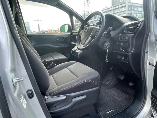 トヨタ エスクァイア Xi 島根県 2015(平27)年 1.3万km シルバーM 純正ＳＤナビ　/Ｂｌｕｅｔｏｏｔｈ/ワンセグTV　/バックカメラ　/ビルトインＥＴＣ　/ドライブレコーダー　/パワースライドドア　/オートライト/純正ＬＥＤライト/純正フロアマット　/純正アルミホイール　/取扱説明書　