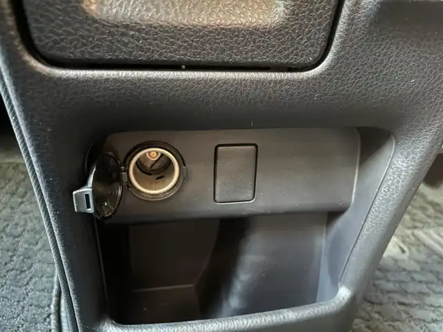 トヨタ エスクァイア Xi 島根県 2015(平27)年 1.3万km シルバーM 純正ＳＤナビ　/Ｂｌｕｅｔｏｏｔｈ/ワンセグTV　/バックカメラ　/ビルトインＥＴＣ　/ドライブレコーダー　/パワースライドドア　/オートライト/純正ＬＥＤライト/純正フロアマット　/純正アルミホイール　/取扱説明書　