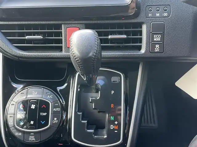 トヨタ エスクァイア Xi 島根県 2015(平27)年 1.3万km シルバーM 純正ＳＤナビ　/Ｂｌｕｅｔｏｏｔｈ/ワンセグTV　/バックカメラ　/ビルトインＥＴＣ　/ドライブレコーダー　/パワースライドドア　/オートライト/純正ＬＥＤライト/純正フロアマット　/純正アルミホイール　/取扱説明書　