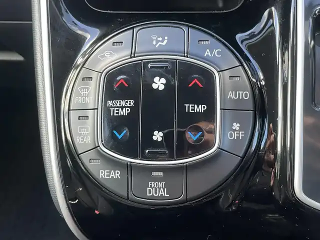 トヨタ エスクァイア Xi 島根県 2015(平27)年 1.3万km シルバーM 純正ＳＤナビ　/Ｂｌｕｅｔｏｏｔｈ/ワンセグTV　/バックカメラ　/ビルトインＥＴＣ　/ドライブレコーダー　/パワースライドドア　/オートライト/純正ＬＥＤライト/純正フロアマット　/純正アルミホイール　/取扱説明書　