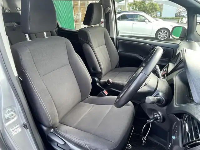 トヨタ エスクァイア Xi 島根県 2015(平27)年 1.3万km シルバーM 純正ＳＤナビ　/Ｂｌｕｅｔｏｏｔｈ/ワンセグTV　/バックカメラ　/ビルトインＥＴＣ　/ドライブレコーダー　/パワースライドドア　/オートライト/純正ＬＥＤライト/純正フロアマット　/純正アルミホイール　/取扱説明書　