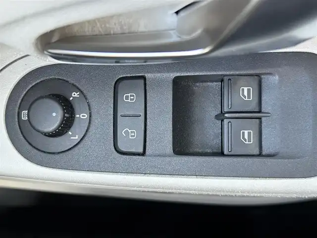 フォルクスワーゲン アップ！ ハイアップ！ 島根県 2017(平29)年 11.7万km トルネードレッド 登録時走行距離116161km/保証書/取扱説明書/シティエマージェンシィーブレーキ/ワンオーナー/純正オーディオ（BT/FM/AM)/前席シートヒーター/レベライザー/オートライト/純正フォグランプ/クルーズコントロール/純正フロアマット/純正15インチアルミ