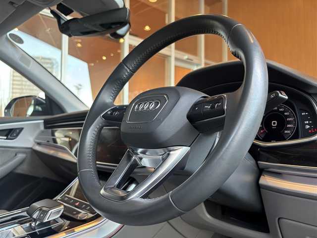 アウディ Ｑ８ 55TFSIクワトロ デビューPKG ラグジュアリ 宮城県 2020(令2)年 7万km 黒 コンフォートアシスタンスＰＫＧ　/パノラマサンルーフ　/Ｂａｎｇ＆Ｏｌｕｆｓｅｎサウンドシステム　/バーチャルコックピット　/全方位カメラ　/グレー革シート　/エアシート/シートシーター　/ＨＤマトリクスＬＥＤ　/４ゾーンエアコン　/前後ドライブレコーダー