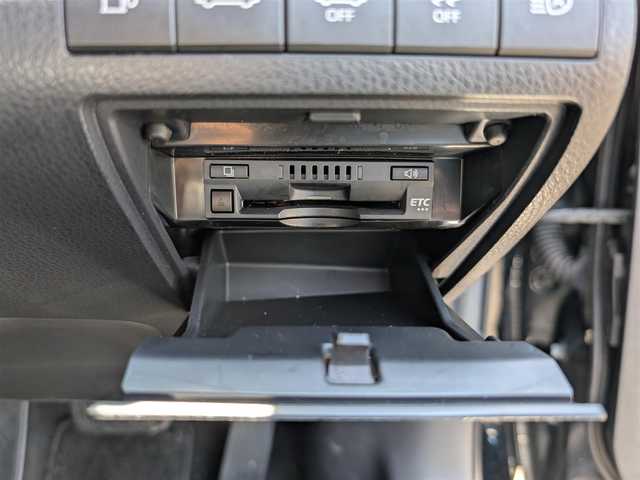 トヨタ カムリ G 福井県 2017(平29)年 4.4万km アティチュードブラックマイカ ワンオーナー車/純正17インチAW/バックカメラ/前方ドライブレコーダー/レーダークルーズコントロール/前後コーナーセンサー/運転席パワーシート/衝突被害軽減システム/純正メモリナビ（CD/DVD/BT/USB/AUX）/フルセグテレビ/LEDヘッドライト/Fフォグ/オートホールド/ビルトインETC/レーンキープアシスト/横滑り防止装置/盗難防止装置/ダブル＋サイドエアバッグ/カーテンエアバッグ/純正フロアマット
