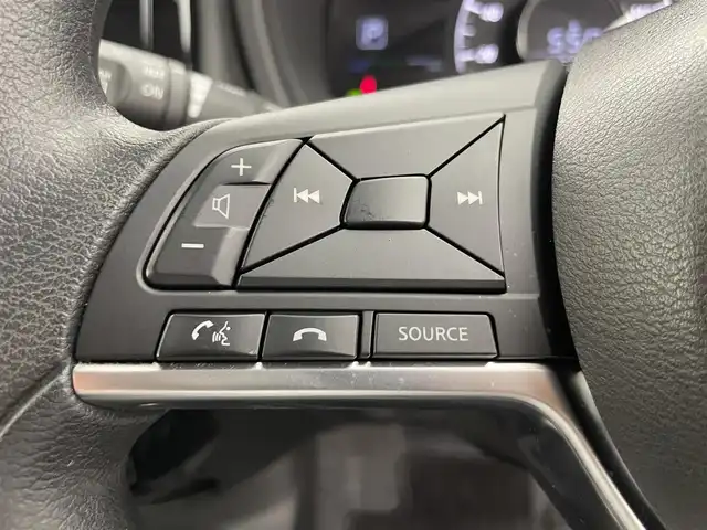 日産 ノート e－パワー X 富山県 2019(令1)年 2.7万km ブリリアントシルバー 純正ナビ（AM/FM/DVD/BT/フルセグ）/ドライブレコーダー/ETC/衝突被害軽減システム/レーンキープアシスト/コーナーセンサー/横滑り防止装置/アイドリングストップ/純正アルミホイール/純正フロアマット/オートLEDライト/ステアリングスイッチ/電動格納ミラー/スマートキー