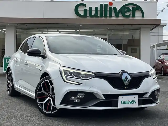 ルノー ルノー メガーヌ ルノースポール トロフィー 三重県 2024(令6)年 2.2万km パール ♪走行21630km/♪車検 令和9年3月20日迄/BOSEサウンド/レカロシート/アクティブブレーキ/車線逸脱警報/標識認識機能/コーナーセンサー/アダプティブクルーズコントロール/オートブレーキホールド/スマートキー×2/プッシュスタート/タッチスクリーン/・AUX・USB/・Bluetoothオーディオ/・Apple Car Play/・Android Auto/・スマホミラーリング/・バックカメラ/前後ドライブレコーダー/USBポート(充電)×2/アイドリングストップ/ブレンボキャリパー/純正19インチAW/LEDヘッドライト/LEDフォグライト/リアフォグライト/オートライト/オートワイパー/ウィンカーミラー/オートリトラクタブルミラー/パドルシフト/革巻ステアリング/ヘッドライトレベライザー/プライバシーガラス/フロアマット/ETC/サイド/カーテンエアバック