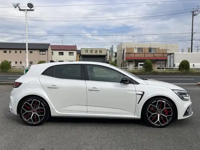 ルノー ルノー メガーヌ ルノースポール トロフィー 三重県 2024(令6)年 2.2万km パール ♪走行21630km/♪車検 令和9年3月20日迄/BOSEサウンド/レカロシート/アクティブブレーキ/車線逸脱警報/標識認識機能/コーナーセンサー/アダプティブクルーズコントロール/オートブレーキホールド/スマートキー×2/プッシュスタート/タッチスクリーン/・AUX・USB/・Bluetoothオーディオ/・Apple Car Play/・Android Auto/・スマホミラーリング/・バックカメラ/前後ドライブレコーダー/USBポート(充電)×2/アイドリングストップ/ブレンボキャリパー/純正19インチAW/LEDヘッドライト/LEDフォグライト/リアフォグライト/オートライト/オートワイパー/ウィンカーミラー/オートリトラクタブルミラー/パドルシフト/革巻ステアリング/ヘッドライトレベライザー/プライバシーガラス/フロアマット/ETC/サイド/カーテンエアバック