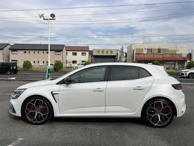 ルノー ルノー メガーヌ ルノースポール トロフィー 三重県 2024(令6)年 2.2万km パール ♪走行21630km/♪車検 令和9年3月20日迄/BOSEサウンド/レカロシート/アクティブブレーキ/車線逸脱警報/標識認識機能/コーナーセンサー/アダプティブクルーズコントロール/オートブレーキホールド/スマートキー×2/プッシュスタート/タッチスクリーン/・AUX・USB/・Bluetoothオーディオ/・Apple Car Play/・Android Auto/・スマホミラーリング/・バックカメラ/前後ドライブレコーダー/USBポート(充電)×2/アイドリングストップ/ブレンボキャリパー/純正19インチAW/LEDヘッドライト/LEDフォグライト/リアフォグライト/オートライト/オートワイパー/ウィンカーミラー/オートリトラクタブルミラー/パドルシフト/革巻ステアリング/ヘッドライトレベライザー/プライバシーガラス/フロアマット/ETC/サイド/カーテンエアバック