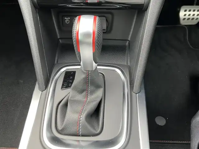 ルノー ルノー メガーヌ ルノースポール トロフィー 三重県 2024(令6)年 2.2万km パール ♪走行21630km/♪車検 令和9年3月20日迄/BOSEサウンド/レカロシート/アクティブブレーキ/車線逸脱警報/標識認識機能/コーナーセンサー/アダプティブクルーズコントロール/オートブレーキホールド/スマートキー×2/プッシュスタート/タッチスクリーン/・AUX・USB/・Bluetoothオーディオ/・Apple Car Play/・Android Auto/・スマホミラーリング/・バックカメラ/前後ドライブレコーダー/USBポート(充電)×2/アイドリングストップ/ブレンボキャリパー/純正19インチAW/LEDヘッドライト/LEDフォグライト/リアフォグライト/オートライト/オートワイパー/ウィンカーミラー/オートリトラクタブルミラー/パドルシフト/革巻ステアリング/ヘッドライトレベライザー/プライバシーガラス/フロアマット/ETC/サイド/カーテンエアバック
