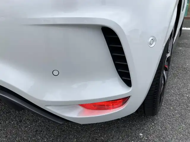 ルノー ルノー メガーヌ ルノースポール トロフィー 三重県 2024(令6)年 2.2万km パール ♪走行21630km/♪車検 令和9年3月20日迄/BOSEサウンド/レカロシート/アクティブブレーキ/車線逸脱警報/標識認識機能/コーナーセンサー/アダプティブクルーズコントロール/オートブレーキホールド/スマートキー×2/プッシュスタート/タッチスクリーン/・AUX・USB/・Bluetoothオーディオ/・Apple Car Play/・Android Auto/・スマホミラーリング/・バックカメラ/前後ドライブレコーダー/USBポート(充電)×2/アイドリングストップ/ブレンボキャリパー/純正19インチAW/LEDヘッドライト/LEDフォグライト/リアフォグライト/オートライト/オートワイパー/ウィンカーミラー/オートリトラクタブルミラー/パドルシフト/革巻ステアリング/ヘッドライトレベライザー/プライバシーガラス/フロアマット/ETC/サイド/カーテンエアバック