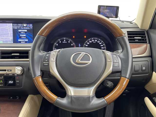 レクサス ＧＳ 350 バージョンL 栃木県 2013(平25)年 4.2万km ホワイトパールクリスタルシャイン 純正ナビ/(フルセグTV・Bluetooth・CD・DVD・USB・HDD・AUX)/バックカメラ　/本革シート(ベージュ)/全席シートヒーター/前席シートクーラー/クルーズコントロール/パドルシフト/電動パーキングブレーキ/リア電動サンシェード/ウッドコンビハンドル/前席パワーシート(メモリー機能付き)/ダブルオートエアコン/ビルトインETC/HIDヘッドライト/オートライト/フロントフォグランプ/レーダー/ドアバイザー/スマートキー/スペアキー/カードキー/取扱説明書/保証書