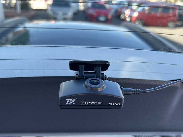 トヨタ カローラ クロス ハイブリッド Z 栃木県 2021(令3)年 2.8万km プラチナホワイトパールマイカ 純正ナビ/フルセグＴＶ/Ｂｌｕｅｔｏｏｔｈ/前後ドライブレコーダー/アラウンドビューモニター/ガラスルーフ/パワーバックドア/パワーシート/ＥＴＣ/クルーズコントロール/シートヒーター/置くだけ充電/ハーフレザーシート/トヨタセーフティセンス/ABS/横滑り防止機能/レーンキープアシスト/コーナーセンサー/盗難防止装置/衝突被害軽減システム/スペアキー