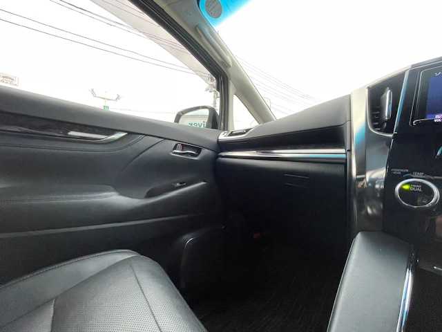 トヨタ アルファード S Cパッケージ 静岡県 2018(平30)年 4.5万km ブラック ●純正ナビ/(フルセグ/CD/DVD/Bluetooth)/●バックカメラ/●レーダークルーズコントロール/●プリクラッシュセーフティー/●レーントレーシングアシスト/●前後クリアランスソナー/●パーキングサポートブレーキ/●オートブレーキホールド/●LEDヘッドライト/●フォグランプ/●オートライト/●オートマチックハイビーム/●ウッドコンボステアリング/●ステアリングスイッチ/●ステアリングヒーター/●両側パワースライドドア/●電動格納ウインカーミラー/●デジタルインナーミラー/●電動リアゲート/●電動パーキングブレーキ/●おくだけ充電/●ETC/●運転席＆助手席エアシート/●運転席＆助手席パワーシート/●運転席シートメモリー/●後席パワーシート/●純正フロアマット/●ドアバイザー/●前方ドライブレコーダー/●ISOFIX/●サンルーフ/●プッシュスタート/●スマートキー/●純正18インチアルミホイール/●W+サイド+カーテンSRS+ABS/●保証書/●取扱説明書
