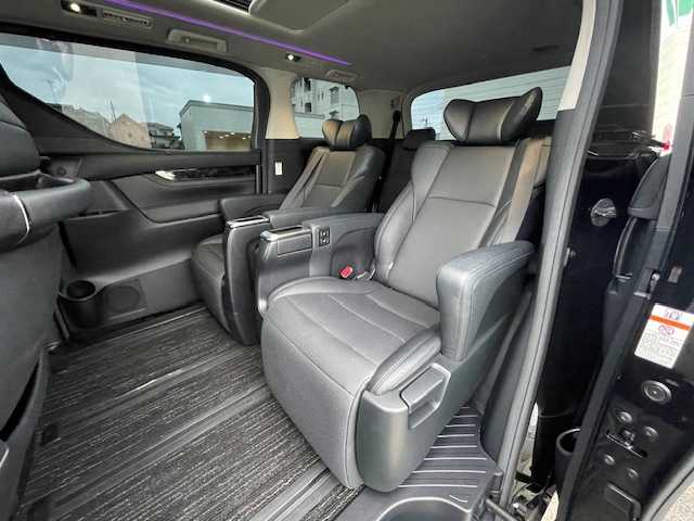 トヨタ アルファード S Cパッケージ 静岡県 2018(平30)年 4.5万km ブラック ●純正ナビ/(フルセグ/CD/DVD/Bluetooth)/●バックカメラ/●レーダークルーズコントロール/●プリクラッシュセーフティー/●レーントレーシングアシスト/●前後クリアランスソナー/●パーキングサポートブレーキ/●オートブレーキホールド/●LEDヘッドライト/●フォグランプ/●オートライト/●オートマチックハイビーム/●ウッドコンボステアリング/●ステアリングスイッチ/●ステアリングヒーター/●両側パワースライドドア/●電動格納ウインカーミラー/●デジタルインナーミラー/●電動リアゲート/●電動パーキングブレーキ/●おくだけ充電/●ETC/●運転席＆助手席エアシート/●運転席＆助手席パワーシート/●運転席シートメモリー/●後席パワーシート/●純正フロアマット/●ドアバイザー/●前方ドライブレコーダー/●ISOFIX/●サンルーフ/●プッシュスタート/●スマートキー/●純正18インチアルミホイール/●W+サイド+カーテンSRS+ABS/●保証書/●取扱説明書