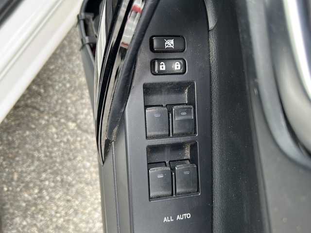 トヨタ オーリス 150X Sパッケージ 兵庫県 2017(平29)年 3.9万km ホワイトパールクリスタルシャイン 純正SDメモリナビ/（Bluetooth/CD/DVD/AM/FM/ワンセグテレビ）/ワンオーナー/ETC/ドラレコ/バックカメラ/プッシュスタート/スマートキー×1/純正アルミホイール16インチ/純正ドアバイザー/プリクラッシュ/車線逸脱防止支援システム/横滑り防止機能