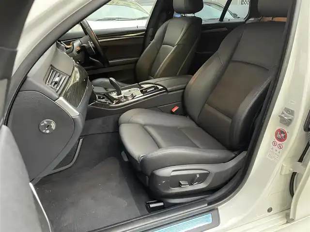 ＢＭＷ ５２３ｄ ツーリング Mスポーツ ハイライン 福岡県 2016(平28)年 6万km アルピンホワイトⅢ サンルーフ/純正ナビ/AM/FM/TV（フルセグ/Bluetooth/アイドリングストップ/クルーズコントロール/パドルシフト/レーンキープアシスト/パーキングアシスト/オートホールド/横滑り防止/シートヒーター（D/N)/パワーシート（D/N)/シートメモリー/パワーバックドア/ETC(ビルドIN）/ドライブレコーダー（前後）/純正アルミホイール/オートライト/フォグランプ/電動格納ミラー/保証書/取扱説明書/スペアキー×１/プッシュスタート