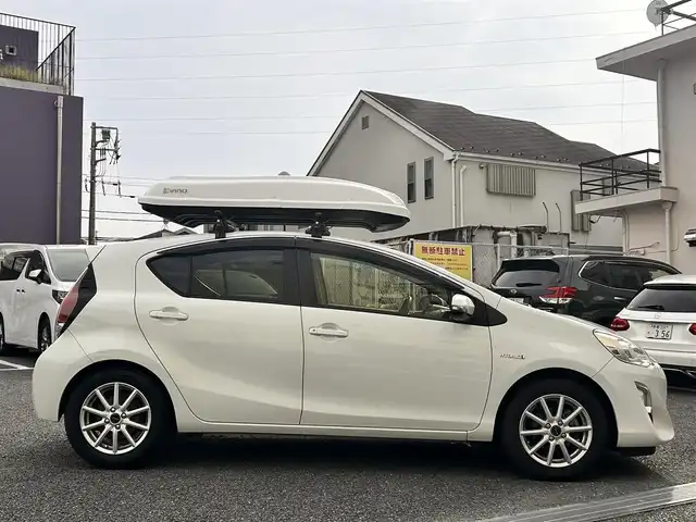 トヨタ アクア G 東京都 2014(平26)年 8.9万km ライムホワイトパールクリスタルシャイン セーフティセンスC/・プリクラッシュセーフティシステム/・レーンディパーチャーアラート/クルーズコントロール/ステアリングスイッチ/社外15インチアルミホイール/（ZACK)/ルーフキャリア/社外フロアマット/ETC/スペアキー×1/取扱説明書/保証書