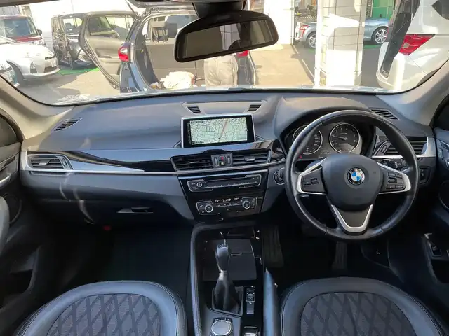 ＢＭＷ Ｘ１ 東京都 2016(平28)年 7.8万km アルピンホワイトⅢ 純正HDDナビ/・Bluetooth接続/・FM AM/・バックカメラ/黒革ハーフレザーシート/・パワーシート/パーキングアシスト/コーナーセンサー/ETC/純正18インチAW/左右独立オートエアコン/スマートキー/ABS/横滑り防止/盗難防止/MTモード付AT/スペアキー/保証書＆取扱説明書