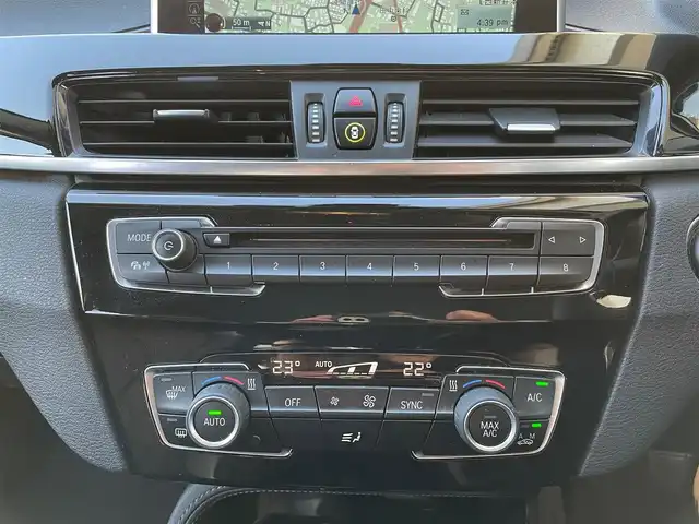 ＢＭＷ Ｘ１ 東京都 2016(平28)年 7.8万km アルピンホワイトⅢ 純正HDDナビ/・Bluetooth接続/・FM AM/・バックカメラ/黒革ハーフレザーシート/・パワーシート/パーキングアシスト/コーナーセンサー/ETC/純正18インチAW/左右独立オートエアコン/スマートキー/ABS/横滑り防止/盗難防止/MTモード付AT/スペアキー/保証書＆取扱説明書